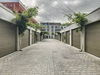 Nieuwbouw garagebox met automatische poort te koop in de Meersstraat te Waregem, in residentie City Gardens. Afmeting 3m x 6m.De aankoop valt...