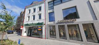 Luikerstraat 58 – Sint-Truiden (momenteel Holland &amp; Barrett)
Op zoek naar een commerciële topligging met een hoge visibiliteit? Dit ruime handelspand op de Luikerstraat – één van de drukste winkelstraten van Sint-Truiden – is binnenkort beschikbaar!
Indeling &amp; troeven
• Gelijkvloers handelsruimte van ca. 180 m². 
• Twee bovenverdiepingen van telkens ca. 100 m² (ideaal als opslag, bureauruimte, sociale ruimte, enz.). 
• Grote vitrine en uitstekende zichtbaarheid. 
• In de onmiddellijke omgeving van nationale ketens en horeca. 
• Openbaar vervoer en parkeergelegenheid op wandelafstand. 
Huurprijs: € 3.500 / maand. 
Beschikbaar vanaf: 01 januari 2026. 
Meer info of bezichtiging? Contacteer info@immodelestre.be of 054 33 62 52. 
www.immodelestre.be
