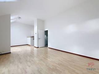 AUDERGHEM, on the border of Watermael Boitsfort - Place Pinoy, in a quiet neighbourhood, one-bedroom flat with 68m² of living space.2nd floor without...