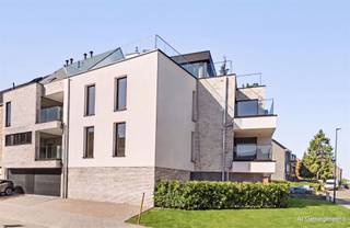 <p>MODERN kwalitatief duplexappartement met terras en autostaanplaats, goedgelegen aan het station, en energiezuinig. Instapklaar. <br />Indeling: hal, apart toilet, leefruimte, eetplaats met ingerichte keuken, berging. Volledig ingerichte badkamer (inloopdouche) en 1 slaapkamer. Op het bovenverdiep bevinden zich nog 2 slaapkamers. Instapklaar.<br />Maak nu uw afspraak voor extra info: Guido@immobeguin.be</p>