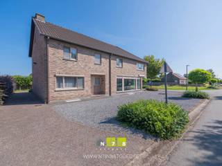 <strong>HALFVRIJSTAANDE WONING MET NAASTGELEGEN TOONZAAL TE NEEROETEREN.</strong><br /><br /><strong>TROEVEN</strong><br />- Goed onderhouden woning met 3 slaapkamers en een oppervlakte van 110m².<br />- Toonzaal van 140m².<br /><span>- Ideaal</span><span> voor gezinnen, zelfstandigen of wie op zoek is naar ruimte voor hobby’s of praktijk aan huis.</span><br />- Energielabels C.<br />- Airco.<br />- Ondergrondse parkeergarage (2 autostaanplaatsen).<br /><span>- Parkeergelegenheid aan de voorzijde.</span><br /><br /><strong>VERDIEPING-1</strong><br />- Kelderruimte (6,00m x 7,80m = 46,80m²): traphal, wasplaats, CV-ruimte.<br />- 2 Autostaanplaatsen. <br /><br /><strong>GELIJKVLOERS<br /><span>TOONZAAL (140m²)</span><br /></strong>- Open ruimte voorzien van een apart bureau en toilet, laminaat, novilon, tapijt.<br /><strong><br /></strong><span><strong>WONING</strong></span><br />- Inkomhal (3,10m x 2,30m = 7,13m²): eiken trap naar verdieping 1, granieten vloer.<br />- Woonkamer (3,60m x 7,50m = 27,00m²): ingebouwd TV-meubel (onderkast, lade), sierhaard, airco, schuifpui naar veranda, keramische tegelvloer.<br />- Veranda (3,00m x 5,00m = 15,00m²): schuifpui naar terras, tegelvloer.<br />- Keuken (3,45m x 2,70m = 9,32m²): onder- en bovenkasten, vaatwasser, inductiekookplaat, dampkap, koelkast, combi-oven, spoelbak, keramische tegelvloer.<br />- Toilet (1,00m x 1,60m = 1,60m²): gedeeltelijke wandbetegeling, granieten vloer.<br />- Achterinkom ((1,00m x 3,65m) + (1,15m x 1,26m) = 5,10m²): granieten vloer.<br /><br /><strong>VERDIEPING +01</strong><br />- Overloop (2,25m x 2,40m = 5,40m²): granieten vloer.<br />- Badkamer (2,40m x 2,20m = 5,28m²): badkamermeubel (lavabo, onderkast, kolomkast), hangtoilet, douche, volledige wandbetegeling, tegelvloer.<br />- Slaapkamer 1 ((2,65m x 1,26m) + (1,50m x 1,00m) = 4,84m²): laag inbouwkastje, zolderluik, laminaat.<br />- Slaapkamer 2 (3,00m x 4,22m = 12,66m²): grote inbouwkast, laminaat.<br />- Slaapkamer 3 (3,70m x 3,45m = 12,77m²): laminaat.<br /><br /><strong>VERDIEPING +02</strong><br />- Zolderruimte (6,00m x 4,40m + 3,10m= 29,50m²): geïsoleerd dak, betonvloer.<br /><br /><strong>EXTERIEUR</strong><br />- Terras. <br />- Beklinkerde oprit met aan de achterzijde toegang tot de inpandige garage. <br />- Parkeergelegenheid aan de voorzijde. <br /><br />Bekijkt u deze advertentie via een aanverwante vastgoedsite, surf dan zeker naar onze website www.N78vastgoed.be voor een uitgebreide beschrijving en foto's. Meer info: +32 (0)89 86 18 88 of info@N78vastgoed.be.