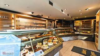 Immo Groot Leeuw vous propose cet espace commercial unique avec deux unités résidentielles existantes, situé à un carrefour stratégique de la...