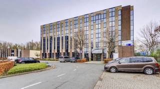 Business Park in een groene omgeving in Anderlecht. Het is park is beschermd door een beveiligingssysteem. Restaurant op de site...