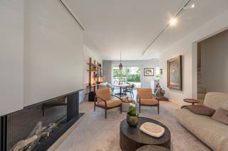 Halfopen, luxueus afgewerkte woning gelegen in Valkenerf in de nabijheid van Duinenwater en de nieuwe golf. Indeling: mooie inkomhal met gastentoilet en vestiaire. Zonnige leefruimte met gashaard. Volledig uitgeruste open keuken (werkblad in natuursteen) en eetkamer uitgevend op de mooi aangelegde tuin et ruim terras. Op de eerste verdieping: master bedroom met aansluitend dressing en ensuite badkamer in natuursteen (dubbele lavabo, douche en toilet). 2de volwaardige slaapkamer met ensuite dressing, bureau en douchekamer. Derde slaapkamer of bureau / tv-hoek. Toilet op de nachthal. Op de tweede verdieping: vierde ruime slaapkamer met aansluitend douchekamer met douche, toilet en lavabo. Wasberging en bureau. Praktische berging en technische ruimte. Garage en parkeerplaats voor de woning. De woning heeft een hoge graad van afwerking (alarm, vloerverwarming, domotica, ingemaakte kasten, travertin, automatische besproeiing, verlichting Deltalight, oplaadpunt voor elektrische wagen,...).