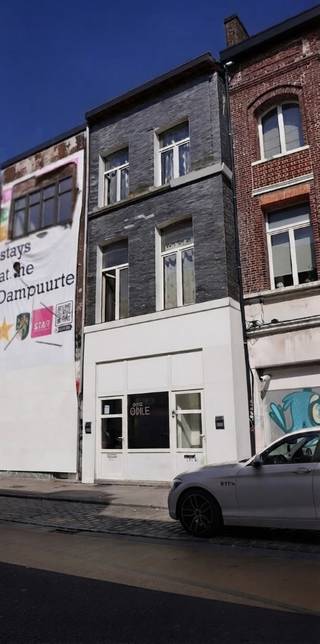 In de Dampoortstraat is er altijd volk en dit is ook de toegang vanuit het station tot de Gentse feesten, omzet gegarandeerd.<br />Momenteel is er een café op het glv, doch dit kan evengoed frituur worden, de afzuigbuis is er al; De 3 eerste foto's met grijze en rode stoelen is/was de huidige aankleding, de volgende 3 foto's zijn eventuele andere inrichtingen<br />Op de verdieping is er een ruime woning op 3 etages. Living, keuken, badkamer, (mogelijkheid tot terrasje achteraan, zie aanpassing raam tot deur achteraan), en telkens 2 ruime slpk (20 en 15 m²)op 2e en 3e, op zolder nog een mansardekamer van 12m². Het dak is recentelijk geheel vernieuwd & voldoende geïsoleerd. Opfrissen is wenselijk, nadien is dit terug een juweel van een woning.<br />Sinds lang verhuurd aan 1.350 beneden (maar kan vrij komen indien gewenst) en 1.200 boven. Meer inkomsten mogelijk mits opfrissing.2 x EGW. EPC C in 2018, EPC nog te maken maar met nieuw dak is dit zeker C of zelfs B.<br />5% opbrengst nu. Moet weg, prijs bespreekbaar