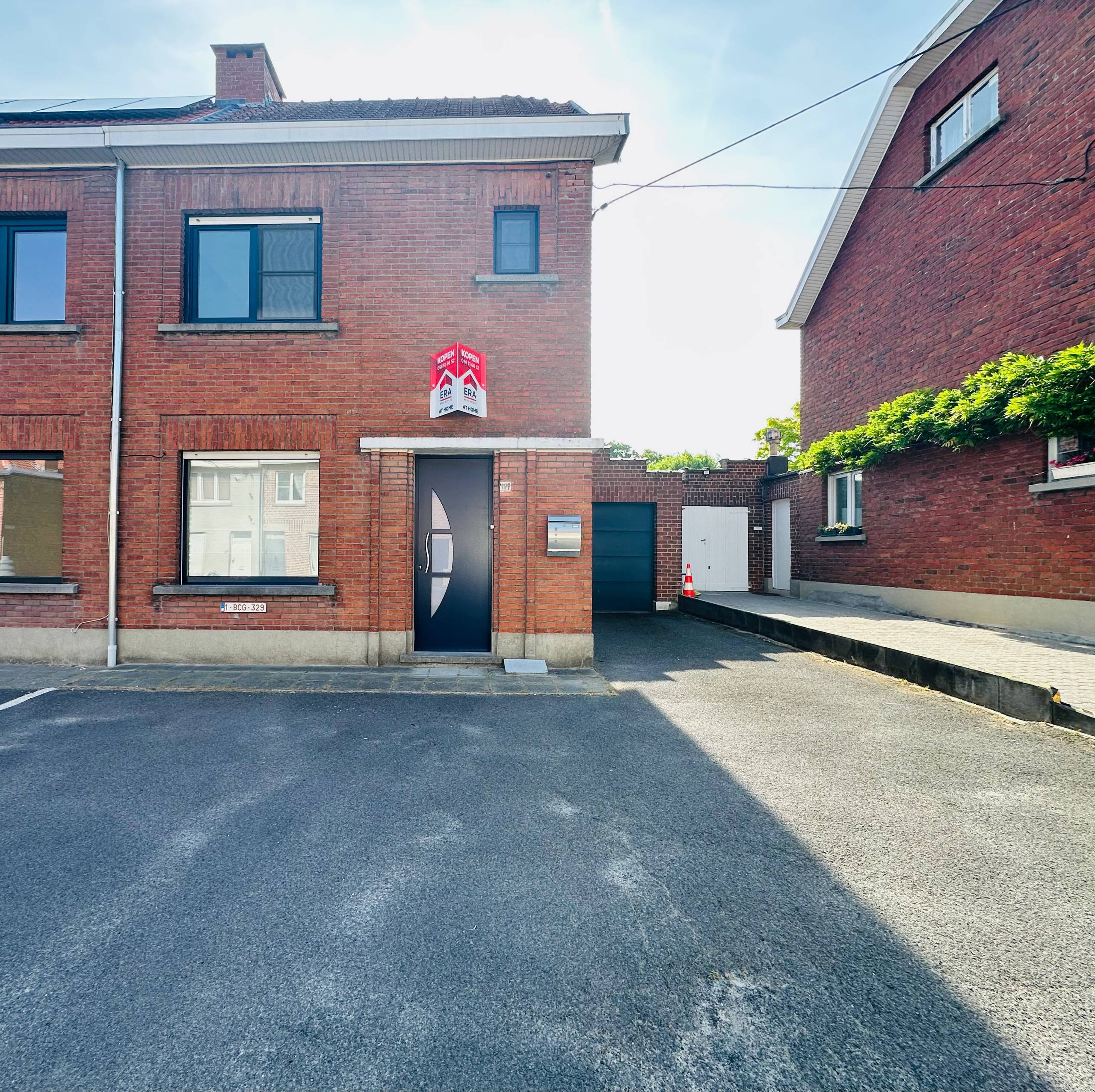 Halfopen woning met garage en zuidgerichte tuin in Roeselare - foto 1