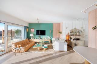 Dit lichtrijk appartement beschikt over: woonkamer met open zicht op het meer geeft uit op een ruim zonneterras. De moderne open keuken met...