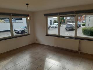 Nabij het station en op wandelafstand van winkels bevindt zich dit gelijkvloerse hoekappartement, waar licht en ruimte optimaal tot hun recht komen.<br /><br />De indeling is als volgt : een aangename leefruimte met aansluitend een eigentijdse keuken. Naast de keuken bevindt zich een praktische, aparte berging.<br />Verder beschikt het appartement over twee volwaardige slaapkamers.<br />De badkamer is uitgerust met een bad en een meubel, en er is een afzonderlijk gastentoilet aanwezig.<br /><br />Vaste kosten: €65 per maand.<br /><br />Kortom, een uitstekende prijs-kwaliteitverhouding!