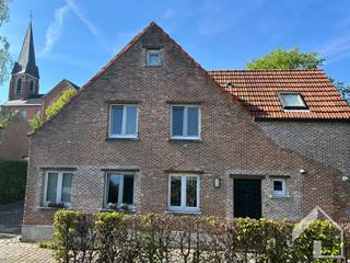 Gezellige, zuidgerichte woning (112 m²) te huur in een rustige, doodlopende straat op een toplocatie in Emblem.Op het gelijkvloers bevindt zich de...