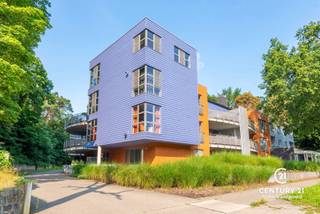 <p>Stijlvol gelijkvloers appartement met terras in Kasterlee</p>
<p>Dit instapklare appartement combineert <strong>rust, comfort en een toplocatie</strong>. U woont hier aan het prachtige bos <em>Kabouterberg</em>, op wandelafstand van het levendige centrum met gezellige terrasjes, winkels en restaurants.</p>
<p><strong>Indeling</strong> <br />De lichtrijke woonkamer biedt directe toegang tot een royaal terras met rustgevend groen uitzicht. Aansluitend vindt u de open, volledig uitgeruste keuken. Verder is er een ruime slaapkamer aanwezig en een moderne badkamer met douche, dubbel wasmeubel en praktische opbergkasten.</p>
<p>Uw woonplezier wordt vervolledigd door een inpandige parkeerplaats (gezamenlijke meerprijs € 29.500), bereikbaar via trap of lift. In de ondergrondse garage vindt u bovendien een ruime gemeenschappelijke fietsenstalling.</p>
<p><strong>Unieke extra’s</strong></p>
<ul>
<li>
<p>Een sfeervolle gemeenschappelijke ruimte met keuken en sanitair, gratis te gebruiken door bewoners voor vergaderingen of feestjes.</p>
</li>
<li>
<p>Voor het ultieme wellnessgevoel: de mogelijkheid om een aandeel te verwerven in het binnenzwembad met wellnessfaciliteiten.</p>
</li>
</ul>
<p><strong>Troeven</strong></p>
<ul>
<li>
<p>Gelijkvloers appartement met terras en groen uitzicht</p>
</li>
<li>
<p>Unieke ligging aan <em>Kabouterberg</em></p>
</li>
<li>
<p>Op wandelafstand van centrum Kasterlee</p>
</li>
<li>
<p>Ruime woonkamer, slaapkamer en badkamer</p>
</li>
<li>
<p>Ondergrondse parkeerplaats en fietsenstalling</p>
</li>
</ul>
<p>Een ideaal appartement voor wie houdt van rust, natuur en comfort, zonder in te boeten op bereikbaarheid.</p>