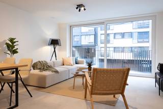 <p>À un emplacement exceptionnel à Ostende, à deux pas de la digue, du Jardin Japonais et des Galeries Vénitiennes, s’élève la <strong>Résidence Yolande</strong> : un projet de construction neuve à petite échelle composé de seulement cinq unités. Ici, vous vivez au calme et avec style, tout en profitant de tous les atouts de la ville et de la mer.</p>
<p>L’immeuble se distingue par une répartition raffinée :</p>
<ul>
<li>
<p>un duplex unique au rez-de-chaussée et premier étage</p>
</li>
<li>
<p>trois appartements d’une chambre, conçus de manière pratique, aux 2ᵉ, 3ᵉ et 4ᵉ étages</p>
</li>
<li>
<p>un luxueux duplex-penthouse avec vue panoramique aux 5ᵉ et 6ᵉ étages</p>
</li>
</ul>
<p>Chaque appartement bénéficie d’une <strong>grande terrasse orientée à l’ouest</strong>, idéale pour profiter du soleil couchant.</p>
<p>Les intérieurs offrent un séjour lumineux, une cuisine entièrement équipée, une salle de bains moderne et des toilettes séparées. Le tout est livré <strong>clé-sur-porte</strong>, avec des matériaux durables et de qualité. Un appartement témoin flambant neuf est disponible pour vous permettre d’apprécier le confort et la finition.</p>
<p>Un confort pratique complète l’ensemble : une <strong>local à vélos commun</strong> et la possibilité d’acheter une <strong>cave individuelle</strong>.</p>
<p>Grâce à une conception économe en énergie et à la possibilité d’acheter au <strong>taux de TVA réduit de 6%</strong> (sous conditions), la Résidence Yolande allie investissement intelligent et plaisir d’habiter.</p>
<h3><strong>Atouts</strong></h3>
<ul>
<li>
<p>Emplacement exceptionnel : digue, Jardin Japonais et Galeries Vénitiennes à proximité</p>
</li>
<li>
<p>Immeuble intime avec seulement 5 unités</p>
</li>
<li>
<p>Terrasses généreuses orientées soleil couchant</p>
</li>
<li>
<p>Duplex unique et penthouse exclusif</p>
</li>
<li>
<p>Finition clé-sur-porte, appartement témoin disponible</p>
</li>
<li>
<p>Construction économe en énergie</p>
</li>
<li>
<p>Achat possible au taux de TVA réduit de 6% (sous conditions)</p>
</li>
<li>
<p>Local à vélos commun + cave individuelle en option</p>
</li>
</ul>