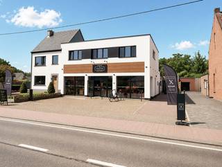 <p>Dit volledig gerenoveerde dakappartement is centraal gelegen in <strong>Sint-Lenaarts (Brecht)</strong> en biedt een verrassend ruime indeling, veel natuurlijke lichtinval en een aangenaam terras van maar liefst <strong>20 m²</strong>.<span></span></p>
<p>Via de privatieve inkomhal met trap bereikt u het appartement. De inkomhal geeft toegang tot een gastentoilet en een stijlvolle badkamer van <strong>8,5 m²</strong>, uitgerust met een inloopdouche en een dubbele lavabo.</p>
<p>De ruime leefruimte van ongeveer <strong>30 m²</strong> geniet dankzij de ramen aan zowel de voor- als achterzijde van een overvloed aan daglicht. Aansluitend bevindt zich de open keuken van circa <strong>16 m²</strong>, voorzien van een kookeiland en alle nodige toestellen: een inductiekookplaat, dampkap, vaatwasser, combi-oven en spoelbak.</p>
<p>Achteraan bevindt zich een extra ruimte van <strong>9 m²</strong>, ideaal als bureau, hobbyruimte of speelkamer. Vanuit deze kamer heeft u rechtstreeks toegang tot het terras van <strong>20 m²</strong>.</p>
<p>Verder beschikt het appartement over <strong>twee volwaardige slaapkamers van telkens ongeveer 16 m²</strong>. Aansluitend aan één van de slaapkamers bevindt zich een extra kamer die perfect dienst kan doen als dressing, babykamer of extra bergruimte.</p>
<p>Tot slot beschikt u over een <strong>oprit met parkeerplaats voor één wagen</strong>.</p>
<h3>Troeven</h3>
<ul>
<li>Volledig gerenoveerd dakappartement</li>
<li>Centrale ligging in Sint-Lenaarts</li>
<li>Woonkamer van ca. 30 m² met veel lichtinval</li>
<li>Open keuken met kookeiland en ingebouwde toestellen</li>
<li>2 ruime slaapkamers</li>
<li>Extra dressing, babykamer of bergruimte</li>
<li>Bureau of multifunctionele ruimte van 9 m²</li>
<li>Badkamer met inloopdouche en dubbele lavabo</li>
<li>Terras van 20 m²</li>
<li>Privatieve inkomhal</li>
<li>Parkeerplaats op eigen oprit</li>
</ul>
<h3>Praktische informatie</h3>
<ul>
<li>Direct beschikbaar</li>
<li>Voorkeur voor een langdurig huurcontract</li>
<li>Huurwaarborg van 3 maanden</li>
<li>Gedeelde kosten voor de plaatsbeschrijving</li>
</ul>
<p>Een extra troef is de rustige omgeving. Het bedrijf op het gelijkvloers is actief op weekdagen van <strong>9</strong><strong>.00 uur tot 18.00 uur</strong> en is gesloten tijdens de avonden, zaterdagnamiddag, zondag en maandag, waardoor u buiten de kantooruren in alle rust kunt genieten van uw woonomgeving.</p>
<p><strong>Maak zelf uw afspraak via onze website:</strong> www.immopoint.be<br /><br /></p>