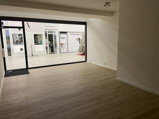 Ruim handelspand van 76 m² te huur in het centrum van Genk. Dit pand heeft in het verleden dienst gedaan als kledingzaak. Het pand is verdeeld in 2 niveaus. De winkel beschikt over een zeer grote etalage waardoor er veel lichtinval aanwezig is. Het is gelegen in Shopping 3.Heeft u interesse in een bezoek? Contacteer ons op 011/29 12 12 voor een afspraak!