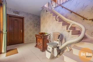 LOKEREN - Deze ruime, open bebouwing van ca. 242 m² met groot bijgebouw is gelegen op een perceel van 1.327 m². De ligging van dit pand is...