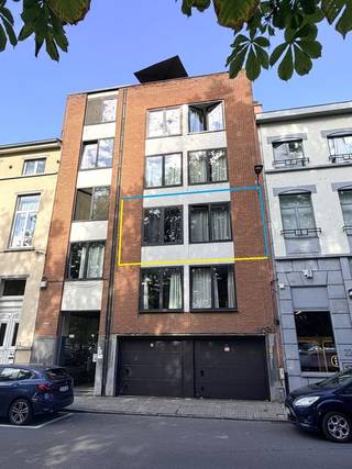 Deze gezellige studio is gelegen op de tweede verdieping van een goed onderhouden gebouw, op een absolute toplocatie in het centrum van Leuven. De studio beschikt over een praktische kitchenette, een aangename leef- en slaapruimte en een badkamer met douche, lavabo en toilet.<br />De uitstekende ligging, met zicht op het Sint-Jacobsplein, vormt een van de grootste troeven. Verschillende campussen, winkels, horecazaken en het openbaar vervoer bevinden zich op wandelafstand, waardoor u geniet van een optimale bereikbaarheid en alle voorzieningen binnen handbereik.<br />Deze studio is een uitstekende keuze voor ouders die op zoek zijn naar een woonst voor hun studerende kinderen, maar is ook bijzonder interessant als investering. De studio is momenteel verhuurd tot september 2027, waardoor u meteen geniet van een gegarandeerde huuropbrengst.