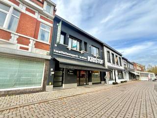 MAIL NAAR CHADIA@WIJSVASTGOED.BE VOOR EEN BEZOEKAANVRAAG ! <br />Dit gezellig appartement ligt IN het centrum van Ertvelde met alles op wandel- en fietsafstand, een betere locatie zal u niet vinden ! Alle ruimtes zijn lichtrijk & volwaardig, zo is er een moderne open keuken incl. toestellen gecombineerd met een volwaardige leefruimte, een nette badkamer, 2 mooie slaapkamers en handige dressing ! <br />Troeven: <br />- Ligging: gelegen op het Marktplein van Ertvelde !<br />- Instapklaar appartement - tijdloze materiaalkeuze; <br />- Moderne open keuken incl. toestellen;<br />- Volwaardige slaapkamers; <br />- Geen gemeenschappelijke kosten;<br />- Mooie prijs/kwaliteitsverhouding;<br />- Verhuring op langere termijn; <br /><br />Indeling: inkom (gemeenschappelijk) en de trap naar boven.<br />1ste verdieping: hal, berging/wasplaats, dressing, badkamer met bad & toilet, 2 slaapkamers en de trap naar de bovenste verdieping. <br />2de verdieping: lichtrijke ruime leefruimte met open geïnstalleerde keuken. <br /><br />Meer info of een bezoek? MAIL naar chadia@wijsvastgoed.be !