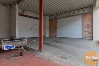 VLIERZELE - Nabij toegangswegen N9, N46 en E40 ligt deze loods ideaal voor opslag. Het magazijn is voorzien van elektriciteit en elektrische poort...