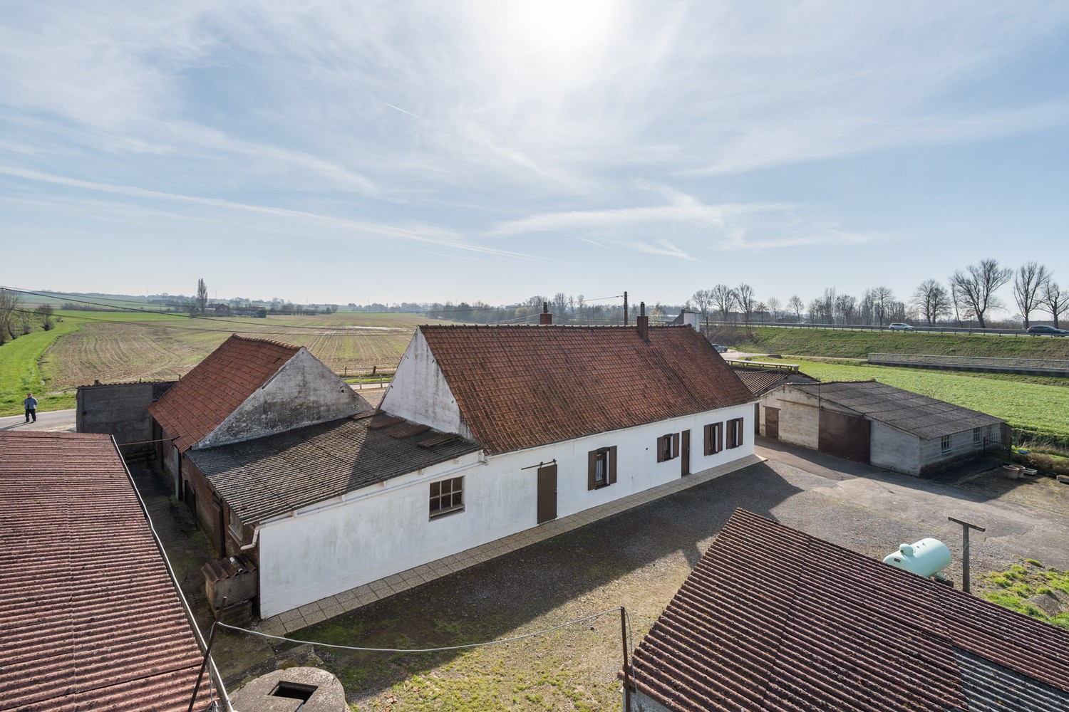 Landelijk gelegen hoeve met bijgebouwen en weide - foto 4