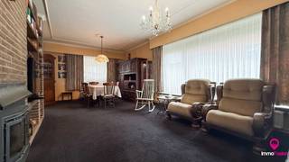 Bij ImmoFusion 7/7 “open huis” : klik op onze 3D-TOUR.<br />Ervaar vastgoed alsof je er zelf doorloopt!<br /><br />Welkom in deze ruime woning gelegen in het hart van Heusden, op een perceel van maar liefst 7a 14ca. Met een bewoonbare oppervlakte van 214 m² biedt deze woning tal van mogelijkheden voor wie op zoek is naar ruimte en een centrale, maar toch rustige ligging.<br /><br />Bij het betreden van de woning kom je terecht in de inkomhal, die toegang biedt tot verschillende delen van de woning. Hier bevindt zich de trap naar de semi-bovenverdieping, waar je twee slaapkamers, een badkamer en een apart toilet terugvindt. Verder doorlopend bereik je de derde slaapkamer op de bovenverdieping.<br /><br />Op het gelijkvloers vind je aan de rechterzijde een gezellige leefruimte met voldoende plaats voor een zithoek, eettafel en kasten. Aansluitend bevindt zich de keuken, uitgerust met onder andere een kookvuur, oven, microgolfoven en afwasmachine. Vanuit de keuken heb je toegang tot de lichtrijke veranda, waar je kan genieten van een aangenaam zicht op de tuin.<br /><br />De badkamer is voorzien van een douche, lavabo en opbergkast. Hoewel compact, is deze praktisch ingericht. Het aparte toilet bevindt zich naast de badkamer op de semi-verdieping.<br />De woning beschikt over een achterliggende garage, bereikbaar via de grotendeels geasfalteerde tuin. Dit maakt het bijzonder praktisch voor het parkeren van wagens of extra opslag.<br /><br />De ligging is een absolute troef: rustig, maar toch centraal, vlakbij de kerk van Heusden, de bibliotheek, eetgelegenheden en een ruime parking. Alles wat je nodig hebt bevindt zich op wandelafstand, wat zorgt voor een aangename en praktische woonomgeving.<br /><br />Pluspunten:<br />- Centrale doch rustige ligging<br />- 3 slaapkamers<br />- Ruime bewoonbare oppervlakte (214 m²)<br />- Perceel van 7a 14ca<br />- Garage achteraan bereikbaar via oprit<br />- Veel potentieel na renovatie<br />- Nabij voorzieningen en centrum Heusden<br /><br />Voor een bezichtiging ter plaatse of meer info, bel ons op 078/78.78.70, of kom gewoon binnen op ons kantoor, steeds welkom!