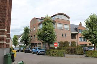 <strong>Gelegen in het centrum van Hoogstraten</strong><br /><br />Een appartement op de derde verdieping met een ruime woonkamer, volledig vernieuwde, ingerichte keuken en badkamer met douche. Verder beschikt dit appartement over twee slaapkamers, een gezellig terras en een autostaanplaats. Gelegen op wandelafstand van alle voorzieningen zoals winkels, scholen, horeca en openbaar vervoer. <br /><br />Beschikbaar vanaf 1 januari 2026.