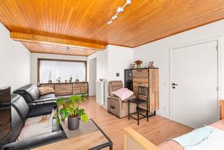 [[ DIT PAND NEEMT DEEL AAN DE ERA OPEN HUIZEN DAG OP 19/9 VAN 14:30 TOT 15:30 ]]
<p>Te koop: halfopen woning in de Zwarte Beekstraat, Dendermonde, gelegen in een rustige kindvriendelijke buurt met veel parkeermogelijkheden.</p>

<p>Deze woning biedt een warme thuis voor grote gezinnen dankzij de 4 slaapkamers en een zolder. De gezellige, zongerichte tuin nodigt uit tot ontspannen momenten buiten, terwijl de ligging in een verkeersluwe straat zorgt voor een veilige omgeving voor kinderen. Winkels, scholen en openbaar vervoer zijn vlot bereikbaar.</p>

<p>Belangrijkste ruimtes:<br />• Living (24 m²) met veel lichtinval<br />• Keuken (18 m²) volledig uitgerust met inductiekookplaat, vaatwasser, koelkast en ontbijthoek<br />• 4 slaapkamers (10 m², 10 m², 10 m², 11 m²)<br />• Badkamer (7 m²) met inloopdouche, dubbele wastafel en ingemaakte kasten<br />• Berging (5 m²) met aansluitingen voor wasmachine en droogkast<br />• Zolder (36 m²) met uitbreidingsmogelijkheden<br />• Kelder (20 m²)<br />• Zongerichte tuin</p>

<p>Troeven:<br />• Rustige, kindvriendelijke buurt met veel parkeermogelijkheden<br />• 4 grote slaapkamers en zolder<br />• Gezellige, zonnige tuin</p>

<p>Neem vandaag nog contact op met je ERA-makelaar voor een bezoek. JOUW DROOMHUIS. ZO GEVONDEN!</p>