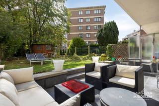 <strong>Immo Van Middelem verkoopt dit RUIM en LICHTRIJK appartement (+/- 92 m²) met 2 slaapkamers, tuin, garage en staanplaats nabij het centrum van Dilbeek.<br /><br /></strong>Het is gelegen op de 1e verdieping van een goed onderhouden gebouw op wandelafstand van winkels, scholen, restaurants en openbaar vervoer. De Brusselse Ring ligt op amper 1,5km.<br /><br />De indeling is als volgt:<br />- inkomhal, living (salon en eetplaats) met toegang tot de tuin, volledig ingerichte keuken met toegang tot het terras, 2 slaapkamers, badkamer en berging.<br />- in de ondergrondse verdieping beschikt u nog over een kelderruimte.<br />- privatieve garage.<br /><br />Inbraakwerende deur.<br />Gemeenschappelijke kosten + Verwarming, warm water (syndicus, onderhoud en schoonmaak gemene delen): +/- 180€/maand.<br />Collectieve CV op gas. EPC: 292 kWh/m².jaar (UC: 3915832).<br />Vrij bij akte.