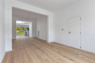 Totaal gerenoveerde woning (2025) met EPC label B (109 kWh/m²j), zonnepanelen, 3 slaapkamers, 2 badkamers en stadstuin – ideaal gelegen nabij...