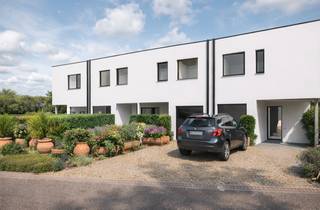 <span><strong>LOCATION :</strong></span><br /><br />Le projet résidentiel APERONI comprend 6 maisons neuves presque neutres en énergie, chacune avec sa propre terrasse et son jardin spacieux.<br />Ces maisons sont situées à proximité du centre pittoresque de Lede, où la verdure et l'habitat sont des caractéristiques typiques.<br />En outre, l'emplacement garantit un bon accès aux villes environnantes grâce à l'autoroute E40 et aux transports en commun.<br />En outre, divers magasins, écoles et installations de loisirs se trouvent à proximité !<br /><br /><br /><span><strong>PROJET ET FINITIONS</strong></span><br /><br />Les logements bénéficieront de finitions de qualité avec des matériaux de qualité et seront équipés des dernières technologies.<br />Par exemple, chaque maison sera équipée d'un chauffage par le sol via une pompe à chaleur (refroidissement passif également possible), de panneaux solaires, d'un système de ventilation D et d'un système de récupération des eaux de pluie.<br />Dans le cadre du projet, un mélange de maisons fermées et jumelées a été choisi, toutes composées de 3 chambres à coucher, d'une salle de bain, d'une allée privée et d'un garage intérieur.<br />En outre, chaque maison disposera d'une terrasse privée et d'un jardin spacieux, où vous pourrez vous détendre après une journée de travail bien remplie et profiter d'une vue magnifique.<br /><br />Possibilité d'achat à moins de 6% de TVA, si vous remplissez les conditions.<br /><br />Saisissez cette opportunité unique et contactez Kevin pour plus d'informations : 0476 66 55 50 !<br />(Certaines photos sont des images de référence, les dimensions et la surface sont estimées)