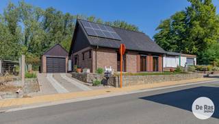 EERSTE KIJKDAG ZATERDAG 12/09/26 VAN 10U TOT 12U (enkel op afspraak!)<br /><br />EREMBODEGEM - Op zoek naar een vrijstaande bungalow met een praktische indeling, ruime parkeergelegenheid en extra mogelijkheden? Deze woning is centraal gelegen in Erembodegem, maar biedt tegelijkertijd een aangenaam uitzicht op het omliggende groen. Zo geniet u van een goede bereikbaarheid én van een rustige, groene omgeving.<br /><br />De bungalow omvat een inkomhal met apart toilet, een gezellige woonkamer, keuken, badkamer en twee slaapkamers. Vanuit de woning is er toegang tot de veranda, een ideale plek om te genieten van het mooie uitzicht op het groen.<br />Een bijkomende troef is de zolderruimte met mogelijkheden. Deze biedt extra bergruimte en kan mogelijkheden bieden voor verdere inrichting.<br />Buiten beschikt de woning over een oprit met meerdere staanplaatsen. De ruime vrijstaande garage biedt bovendien heel wat ruimte voor een wagen, opslag, hobby of werkplaats.<br /><br />De woning heeft de voorbije jaren belangrijke vernieuwingen ondergaan zoals nieuwe PVC-ramen, rolluiken op zonne-energie, nieuw dak met isolatie, warmtepomp, zonnepanelen met certificaten, alarm,...<br /><br />Kortom: Bent u op zoek naar een leuke vrijstaande woning met tuin, garage op een centrale ligging? Dan is deze woning zeker een bezoek waard! <br />info of bezoek: 053/60.65.60<br /><br />De vermelde prijs is een richtprijs. Na ontvangst van de biedingen zal de verkoper beslissen of hij/zij de eigendom verkoopt aan het beste bod. De richtprijs is aldus niet bindend voor de verkoper. Voor meer info kunt u ons contacteren of het reglement raadplegen op onze website.