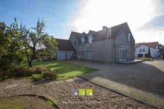 <span><strong>WONING MET HANDELSRUIMTE MET 5 SLAAPKAMERS OP EEN PERCEEL VAN 9A95CA TE LEUT. <br /><br />TROEVEN<br /></strong>- Ligging: goede bereikbaarheid.<br />- Vele mogelijkheden: co-housing, kangaroewoning, vakantiewoning,...<br />- Combinatie wonen en werken; uitoefenen vrij beroep mogelijk.<br />- Bewoonbare oppervlakte van maar liefst 285m².<br />- Momenteel ingericht met 55m² handelsruimte.<br />- Praktische indeling.<br />- 5 Slaapkamers.<strong><br /></strong>- EPC label D<strong><br /><br />KELDERVERDIEPING (ca. 80m²)<br /></strong>Volledig onderkelderd waarvan gedeelte kruipkelder.<strong><br /><br />GELIJKVLOERS (154,15m²)<br /></strong>- Inkomhal (5,80m x 3,15m = 18,27m²): tegelvloer.<br />- Woonkamer ((4,75m x 8,00m) + (1,25m x 3,15m) = 41,94m²): tegelvloer.</span><br /><span>- Keuken (5,80m x 3,60m = 20,88m²): geïnstalleerd met onder- en bovenkasten, lades, elektrische kookplaat, dampkap, oven, microgolfoven en koelkast, tegelvloer.</span><br /><span>- Toilet (1,20m x 0,90m = 1,08m²): zittoilet, lavabo, tegelvloer.</span><br /><span>- Berging (3,25m x 2,25m = 7,31m²): lavabo, tegelvloer.</span><br /><span>- Inpandige garage (5,00m x 6,05m = 30,25m²): dubbele garage, doorgang naar kelder, tegelvloer.</span><br /><span>- Sas (1,10m x 4,70m = 5,17m²): tegelvloer.<br />- Handelsruimte (5,80m x 6,50m = 37,70m²): voorheen apotheek, ingericht met inbouwkasten, lavabo, tegelvloer.<br />- Bureau (4,70m x 3,75m = 17,63m²): momenteel onderdeel van de apotheek, tegelvloer.</span><br /><br /><span><strong>VERDIEPING</strong> <strong>+01 (158,31m²)</strong></span><br /><span>- Overloop (7,30m x 3,15m = 22,99m²): laminaatvloer.<br />- Badkamer (3,05m x 4,65m = 14,18m²): ingericht met badkamermeubel (enkele lavabo, onderkast, lades en kolomkast), ligbad, aparte douche en toilet, laminaatvloer.<br />- Slaapkamer 1 (8,00m x 4,75m = 38,00m²): linoleumvloer.<br />- Slaapkamer 2 (3,75m x 4,65m = 17,44m²): linoleumvloer.<br />- Slaapkamer 3 (6,00m x 3,75m = 22,50m²): linoleumvloer.<br />- Slaapkamer 4 (6,50m x 4,50m = 29,25m²): laminaatvloer.<br />- Slaapkamer 5 (3,00m x 4,65m = 13,95m²): momenteel zolderruimte, linoleumvloer.<br /><br /><strong>EXTERIEUR</strong></span><br /><span>- Parkeermogelijkheid voor het pand. <br />- Omheinde tuin. <br /><br />Bekijkt u deze advertentie via een aanverwante vastgoedsite, surf dan zeker naar onze website <strong>www.N78vastgoed.be</strong> voor een uitgebreide beschrijving en foto's. <strong>Meer info: +32 (0)89 86 18 88 of info@N78vastgoed.be.</strong></span>