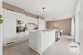 <p><span>KNAPPE WONING NABIJ HET CENTRUM</span></p><p><span> </span></p><p><span>Op zoek naar een instapklare woning in Sint-Truiden? Deze energiezuinige woning maakt deel uit van Residentie Botanique en is gelegen in een rustige residentiële wijk net buiten het bruisende stadscentrum. Dankzij de vlotte bereikbaarheid en ligging nabij scholen, openbaar vervoer en winkels is dit een uitstekende keuze voor wie centraal maar toch rustig wil wonen. </span></p><p><span> </span></p><p><span>We betreden deze woning via de inkomhal waar we eveneens het gastentoilet terugvinden. Verderop vinden we de leefruimte met open keuken, eetkamer en aansluitende berging terug.</span></p><p><span> </span></p><p><span>Op de eerste verdieping treffen we een nachthal die toegang geeft tot de 3 slaapkamers en de badkamer.</span></p><p><span> </span></p><p><span>Verder beschikt deze woning over een terras, zolder, gemeenschappelijke fietsenstalling en een vaste parkeerplek in de ondergrondse parkeergarage.</span></p><p><span> </span></p><p><span>KORT SAMENGEVAT</span><span>:</span></p><p><span>Vraagprijs: € 379.000,00</span></p><p><span>Verkoop onder registratierechten (2% of 12%)</span></p><p><span>Parking inbegrepen in de prijs, mogelijkheid tot aankoop van een tweede parkeerplaats.</span></p><p><span> </span></p><p><span>Op dit moment is deze woning verhuurd, ideaal als investering of om zelf te wonen.</span></p><p><span> </span></p><p><span>Interesse om deze woning te bezoeken? Contacteer ons voor een afspraak: 078 78 30 39 – info@canius.be</span></p><p><span> </span></p><p><span>De vermelde oppervlaktes zijn slechts een indicatie. Canius Real Estate kan niet verantwoordelijk gesteld worden voor de juistheid van de door zijn verstrekte gegevens.</span></p><p><span> </span></p>