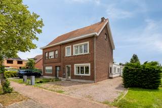 <p>Te koop: halfopen bebouwing in Sint-Katelijne-Waver met 3 slaapkamers, een zuidelijk gerichte tuin en gelegen in de velden.</p>
<p> </p>
<p>Deze woning in de Hertstraat combineert een ligging tussen de velden met een vlotte bereikbaarheid nabij openbaar vervoer, treinstation en belangrijke invalswegen. De halfopen bebouwing biedt een praktische indeling en tal van mogelijkheden voor wie op zoek is naar een huis met potentieel. De zuidgerichte tuin vormt een aangename buitenruimte om volop van de zon te genieten. Met drie slaapkamers is dit een interessante woning voor gezinnen of koppels die extra ruimte wensen.</p>
<p> </p>
<p>Belangrijkste ruimtes<br />• Woonkamer met aangename leefruimte en natuurlijke lichtinval<br />• Eetkamer aansluitend op de leefruimte<br />• Keuken <br />• Badkamer<br />• 3 slaapkamers<br />• Kelder met extra bergruimte<br />• Garage<br />• Veranda met aansluitende berging<br />• Zolder met bijkomende mogelijkheden<br />• Zuidelijk gerichte tuin</p>
<p> </p>
<p>Troeven<br />• 3 volwaardige slaapkamers<br />• Zuidgericht perceel met aangename tuin<br />• Rustig zicht op de omliggende velden</p>
<p> </p>
<p>Neem vandaag nog contact op met je ERA-makelaar voor een bezoek.</p>
<p> </p>
<p>JOUW DROOMHUIS. ZO GEVONDEN!</p>
