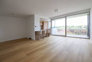 KIJKDAG: MAANDAG 7 SEPTEMBER 16U-20U. GELIEVE UW AANWEZIGHEID TE BEVESTIGEN. Op toplocatie aan de Groenenborgerlaan ligt dit volledig gerenoveerde penthouse van ca. 100 m². Dankzij de ligging op de hoogste verdieping geniet u van maximale privacy, veel lichtinval en een prachtig vrij uitzicht op Park Den Brandt en de Antwerpse skyline.<br /><br />Via de veiligheidsdeur betreedt u de ruime inkomhal met ingebouwde vestiairekast en videofoon. Van hieruit bereikt u het gastentoilet, de badkamer, beide slaapkamers en de leefruimte.<br /><br />De lichtrijke L-vormige leefruimte (ca. 43 m²) met parketvloer vormt het hart van het appartement. Grote schuiframen zorgen voor veel licht en geven toegang tot een ruim terras met panoramisch uitzicht. Aansluitend bevindt zich de vernieuwde designkeuken met centraal eiland, uitgerust met hoogwaardige ingebouwde toestellen.<br /><br />De moderne badkamer beschikt over een ruime inloopdouche, lavabomeubel, handdoekradiator en geïntegreerde nieuwe wasmachine en droogkast. Daarnaast is er een apart gastentoilet en berging.<br /><br />Beide slaapkamers zijn voorzien van dezelfde warme parketvloer en maatwerkkasten. Vanuit beide kamers heeft u toegang tot het tweede, zuidgerichte terras. Dubbele hoogrendementsbeglazing met zonwerende eigenschappen zorgt voor extra comfort en rust.<br /><br />Verder beschikt het appartement over een droge privatieve kelderberging met opbergschabben en een ruime afgesloten ondergrondse garagebox van 16 m² met afstandsbediening.<br /><br />Troeven<br />✔ Volledig gerenoveerd met hoogwaardige materialen<br />✔ Energiezuinige hoogrendementsbeglazing<br />✔ Hoogste verdieping, geen inkijk<br />✔ Panoramisch uitzicht<br />✔ Twee terrassen (ca. 14 m²)<br />✔ Lift<br />✔ Uitstekende bereikbaarheid<br />✔ Ruime afgesloten garagebox<br /><br />Financiële voorwaarden<br />Huurprijs appartement: € 1.150/maand<br />Garagebox: € 100/maand<br />Gemeenschappelijke kosten: € 200/maand forfaitair, inclusief centrale verwarming, warm en koud water, onderhoud en verbruik van de gemeenschappelijke delen, syndicuskosten en verzekering.