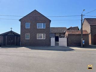 <p><span>Karaktervolle hoeve met te renoveren woning, zeer ruime stallingen en perceel <br />van 73a 37ca</span><span><br /><br /></span><span>Bent u op zoek naar een eigendom met ruimte, karakter en uitzonderlijk veel mogelijkheden? <br />Dan is deze authentieke hoeve wellicht precies wat u zoekt. Gelegen in een prachtige landelijke <br />omgeving geniet u hier dagelijks van rust, open vergezichten en een groen kader, terwijl <br />belangrijke verbindingswegen en voorzieningen zich op korte afstand bevinden.</span></p><p><span><br />Het eigendom omvat een te renoveren woonhuis met een bewoonbare oppervlakte van maar <br />liefst 237 m², aangevuld met diverse ruime bijgebouwen en stallingen op een perceel van <br />73a 37ca. Dankzij de aanwezige infrastructuur is deze hoeve uitermate geschikt voor het houden <br />van dieren, opslag, ambachtelijke activiteiten of andere ruimtebehoevende hobby's en beroeps-<br />activiteiten. De stallingen werden in het verleden steeds gebruikt voor de varkenshouderij.</span></p><p><span><br />De woning beschikt over een praktische indeling met een inkomhal, gastentoilet, leefruimte met <br />bureaugedeelte, keuken, eetkamer, badkamer voorzien van een inloopdouche en lavabo, berging, <br />wasplaats en een bijkomende hal. Verder zijn er een voorraadkelder, een ruime garage en een <br />zolderberging aanwezig (toegankelijk zonder vaste trap). <br /><br />De vensters zijn reeds voorzien van hoogrendementsprofielen binnen de bestaande aluminium <br />raamomkadering.</span></p><p><span><br />Naast de woning bevinden zich verschillende ruime bijgebouwen. De eerste stalling heeft een <br />oppervlakte van 312 m² en wordt aangevuld met een annex atelier van 84 m², verdeeld over <br />twee bouwlagen van telkens 42 m². Daarnaast is er een tweede stalling van 387 m², uitgerust <br />met een poort van ongeveer 3,10 meter hoogte, waardoor deze ook toegankelijk is voor <br />grotere voertuigen en machines.</span></p><p><span><br />Een bijkomende troef is de dubbele ontsluiting van het perceel, met toegang via zowel het <br />Widooierplein als de Mombeekstraat. Dit verhoogt niet alleen het gebruikscomfort, maar biedt <br />eveneens interessante mogelijkheden voor de organisatie van activiteiten, opslag of dierenhouderij.</span></p><p><span><br /></span><span>Troeven:</span></p><ul><li><span>Te renoveren woonhuis van 237 m² bewoonbare oppervlakte</span></li><li><span>Perceel van 73a 37ca (7.337 m²)</span></li><li><span>Eerste stalling van 312 m²</span></li><li><span>Atelier van 84 m² verdeeld over twee bouwlagen</span></li><li><span>Tweede stalling van 387 m² met poort van 3,10 m hoogte</span></li><li><span>Geschikt voor dierenliefhebbers, hobbylandbouw of opslag</span></li><li><span>Dubbele toegang via Widooierplein en Mombeekstraat</span></li><li><span>Rustige, landelijke ligging met vlotte verbindingen</span></li><li><span>Voorraadkelder, zolderberging en ruime garage</span></li><li><span>Hoogrendementsprofielen aanwezig</span></li></ul><p><span> </span></p><p><span>Een eigendom met authentieke charme, royale volumes en tal van mogelijkheden voor wie ruimte en <br />vrijheid weet te waarderen. <br /><br /></span><span>Wenst U meer informatie over deze eigendom of een bezichtiging? <br />Contacteer ons via 012 26 22 05.</span></p>