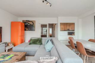 Op de zevende verdieping in de Alexandre Ponchonstraat 11 in Middelkerke, bevindt zich dit ruime appartement met zijdelings zeezicht. Dankzij de rustige ligging, op wandelafstand van de zeedijk en het centrum, vormt deze eigendom een uitstekende keuze als vaste woonst, tweede verblijf of investering aan de kust.<br /><br />Bij het binnenkomen wordt u verwelkomd in een ruime inkomhal, die een aangename eerste indruk geeft en toegang biedt tot de verschillende ruimtes van het appartement. De ruime en lichtrijke leefruimte werd recent volledig vernieuwd en geniet dankzij de grote raampartijen van een overvloed aan natuurlijk licht. Aansluitend bevindt zich de praktische keuken.<br /><br />Verder beschikt het appartement over twee ruime, opgefriste slaapkamers, een badkamer en een afzonderlijk toilet.<br /><br />Vanuit het appartement geniet u van een mooi zijdelings zeezicht.<br /><br />Als extra troef beschikt deze eigendom over een ruime privatieve berging, ideaal voor extra opslag. Daarnaast is er een gemeenschappelijke fietsenberging aanwezig in het gebouw.<br /><br />De combinatie van de rustige ligging, de verzorgde staat van het appartement en het zijdelings zeezicht maakt dit een bijzonder interessante eigendom in het hart van Middelkerke.<br /><br />Voor meer informatie of een bezoek kunt u contact opnemen met Inti op inti@immofrancois.be of 0499 74 89 74.<br /><br />
