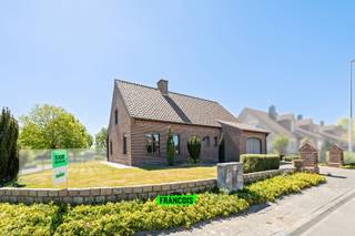 Welkom in de Doornstraat 51 te Torhout!<br /><br />Deze karaktervolle open bebouwing met drie bijzonder ruime slaapkamers biedt een perfecte combinatie van ruimte, comfort en privacy.<br /><br />Bij het betreden van de woning komt u in een verzorgde inkomhal met apart gastentoilet. Van daaruit bereikt u de lichtrijke en royale leefruimte, ingedeeld in een gezellige zithoek en een aangename eetplaats. Aansluitend bevindt zich de functionele keuken, die directe toegang biedt tot de zonnige tuin. Op het gelijkvloers vindt u bovendien een volwaardige slaapkamer en badkamer, ideaal voor wie toekomstgericht en comfortabel wil wonen.<br /><br />Op de eerste verdieping bevinden zich nog twee uitzonderlijk ruime slaapkamers van elk circa 23 m², evenals een extra apart toilet.<br /><br />De zuidgerichte tuin vormt een echte troef en biedt een oase van rust en privacy, met een overvloed aan natuurlijk licht in de woning als extra pluspunt. Daarnaast beschikt het pand over een ruime tuinberging en een inpandige garage wat zorgt voor extra opslagruimte en praktische parkeermogelijkheden.<br /><br />Bent u opzoek naar een open bebouwing met tal van potentieel? Neem dan snel contact op voor een bezoek ter plaatse!<br /><br />Elk prijsvoorstel hoger, lager of gelijk aan deze prijs zal worden voorgelegd aan de eigenaar(s).<br /><br />