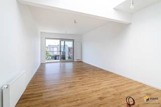 Gerenoveerd appartement (94 m²) met 2-3 slaapkamers en terras (8 m²) in Merksem. Dit pand ligt centraal, op wandelafstand van het Runcvoortpark, en...