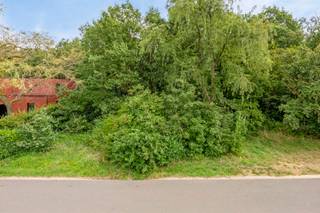 Unieke bouwgrond op een zeer centrale locatie!Bent u op zoek naar een bouwgrond voor open bebouwing met een uitzonderlijke bouwbreedte en -diepte?Dit...