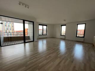 <p><span>Dit stijlvolle appartement bevindt zich op de tweede verdieping van een moderne residentie met lift, op een toplocatie vlak bij het station van Leuven.</span></p><p><span>De lichtrijke leefruimte sluit aan op het terras en vormt samen met de luxueuze open keuken een aangename leefomgeving. De keuken is volledig uitgerust met een vitrokeramische kookplaat, oven, vaatwasser en koelkast. Verder beschikt het appartement over twee slaapkamers van respectievelijk 9 m² en 11,5 m², een badkamer met dubbele lavabo en ligbad met douchemogelijkheid, en een apart gastentoilet.</span></p><p><span>Een ondergrondse autostaanplaats en privatieve kelder zijn inbegrepen. Extra comfort wordt geboden door de ingebouwde muziekluidsprekers in de slaapkamers en badkamer en de geluidswerende ramen.</span></p><p><span>Dankzij de uitstekende ligging bevinden het station, het centrum van Leuven, winkels en openbaar vervoer zich op wandelafstand. Bovendien geniet het appartement van een vlotte aansluiting op de ring van Leuven en de E314.</span></p><p><span>Er zijn geen gemeenschappelijke lasten. </span></p><p><span>Interesse in dit appartement? Contacteer A Property & Pelsmaekers via 02 253 4000 voor meer informatie of een bezoek.</span></p><p><span> </span></p><p><span> </span></p>