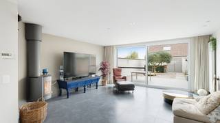 Fantastische woning op een gegeerde locatie te Oud Knokke, op slechts enkele minuten van het commercieel centrum en op nog geen 10 minuten fietsen (via de Helmweg &amp; Sparrendreef) naar Het Zoute. Een absolute toplocatie voor zowel vaste bewoning als tweede verblijf. Alle voorzieningen binnen handbereik.<br /><br />Deze tijdloze woning werd volledig herbouwd in 2014 met oog voor kwaliteit en comfort. Ook op energetisch vlak scoort de woning uitstekend met een energielabel A. <br />Mooi woonvolume van 207 m² bewoonbaar en een stevige structuur in beton verdeeld over 3 bouwlagen. <br /><br />De woning beschikt over 3 volwaardige slaapkamers, 2 badkamers, een zeer leuke bureauruimte en een heerlijke tuin vol in de zon. Een enorme troef van deze woning is de dubbele garage met bovenliggende opslagruimte achteraan het perceel. De garages zijn bereikbaar via een achterliggende wegel en zorgen voor een zeldzaam voordeel op deze fijne locatie.<br /><br />Indeling van het huis: <br />Inkomhal met gastentoilet, een mooie leefkeuken met eiland en een subtiel geïntegreerde bureauruimte, een grote woonkamer met leuke zichten op de tuin, een grote berging met inbouwkasten en een aparte wasplaats. Op de verdiepingen boven kunt u genieten van 3 slaapkamers, 2 badkamers en 2 toiletten.<br /><br />Interesse in deze unieke woning? <br />Contacteer Sacha Vanrafelghem op GSM 0487/43.79.10.