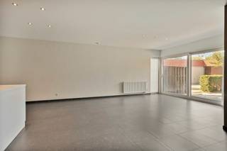Modern Appartement met 2 Slaapkamers, ruim terras en overdekte autostaanplaats in Sint-Amandsberg
Ontdek dit prachtige, jong appartement in het hart van Sint-Amandsberg. Deze moderne woning biedt alles wat u nodig heeft voor comfortabel en stijlvol wonen.
2 Slaapkamers: Ruime kamers, perfect voor een jong gezin, stel of als thuiskantoor. Leuk Terras: Geniet van zonnige dagen en gezellige avonden op het ruime terras, ideaal voor ontspanning en buiteneten.
2 Overdekte Autostaanplaatsen: Nooit meer zorgen over parkeerplaatsen met twee veilige en gemakkelijk toegankelijke overdekte parkeerplaatsen. De moderne open keuken is volledig uitgerust met hoogwaardige apparatuur en biedt een perfecte ruimte voor culinaire creaties en gezellige diners. De ruime woonkamer met grote ramen zorgt voor veel natuurlijk licht en een uitnodigende sfeer. Recent Gebouwd: Dit appartement maakt deel uit van een kleine residentie en is gebouwd met oog voor detail en kwaliteit, wat zorgt voor een moderne en onderhoudsvriendelijke woning.
Een vredige woonomgeving met gemakkelijke toegang tot alle voorzieningen van Sint-Amandsberg. Winkels, scholen, openbaar vervoer en recreatiemogelijkheden zijn allemaal binnen handbereik.
Laat deze unieke kans niet aan u voorbijgaan. Maak snel online een afspraak voor een bezichtiging en ervaar zelf de vele voordelen van dit prachtige appartement.
Exclusief te koop aangeboden via de Oximo online verkoopsprocedure. Voor registratie en aanvaarding van de verkoopsvoorwaarden zie www.oximo.be.
