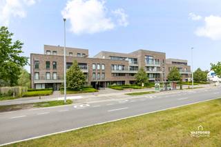 Gelegen nabij het centrum van Zwijnaarde treffen we dit instapklaar 1-slaapkamerappartement aan op de gelijkvloerse verdieping.
Het appartement heeft de volgende indeling: inkomhal met gastentoilet, ingerichte open keuken met lichtrijke eet- en woonkamer, wasplaats, slaapkamer met aansluitend een badkamer met douche en lavabo en een ruim terras.
Op verdieping -1 is er nog een berging en een autostaanplaats welke zijn inbegrepen in de vraagprijs.
Zowel voor eigen bewoning als voor investering (goed huurrendement).
Renovatieverplichting: neen.
Grote troeven: nabij invalswegen en openbaar vervoer, instapklaar ...
Voor meer informatie of een bezoek kan u terecht bij Sander Dejonghe via sander@vastgoeddejonghe.be, Evy Dhondt via evy@vastgoeddejonghe.be of Inias Leten, Inias@vastgoeddejonghe.be