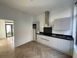 Volledig vernieuwde woning in centrum Herentals.Deze zeer energiezuinige woning bestaat uit inkomhal, leefruimte, volledig geïnstalleerde keuken,...