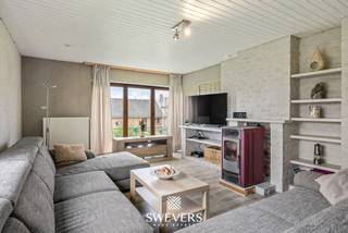 Deze charmante open bebouwing is gelegen in een rustige, residentiële straat in Diepenbeek en bevindt zich op een ruim perceel van maar liefst 11a 35ca. Dankzij de gunstige zuidoriëntatie geniet u hier de hele dag door van zonlicht. De ligging combineert rust met een vlotte bereikbaarheid van scholen, winkels en belangrijke verbindingswegen.<br /><br />De woning werd opgetrokken in 1980 en onderging doorheen de jaren enkele belangrijke renovaties. Zo werden in 2010 het dak vernieuwd en zonnepanelen geplaatst, en werd in 2020 een pelletkachel geïnstalleerd. De solide structuur vormt een sterke basis voor wie de woning verder naar eigen smaak wil opfrissen.<br /><br />Binnenin ontdekt u een split-level indeling met heel wat potentieel. De lichtrijke leefruimte van 24 m² straalt gezelligheid uit, mede dankzij de aanwezige pelletkachel. Hier creëert u moeiteloos een warme thuis waar het aangenaam vertoeven is, zowel overdag als ’s avonds.<br /><br />Aansluitend bevindt zich de keuken van 16 m², die tal van mogelijkheden biedt. Door bijvoorbeeld een veranda te integreren en te kiezen voor een kookeiland, kan u deze ruimte omvormen tot een hedendaagse open leefkeuken met een mooi zicht op de tuin.<br /><br />De woning telt drie slaapkamers met oppervlaktes van 20 m², 11,2 m² en 6,7 m². Ideaal voor een gezin, maar ook perfect voor wie nood heeft aan een bureau, dressing of hobbyruimte. Elke kamer geniet van natuurlijk licht en biedt flexibiliteit in inrichting.<br /><br />De badkamer is momenteel functioneel ingericht en biedt, net als de rest van de woning, mogelijkheden tot modernisering. Dit geeft u de kans om alles volledig af te stemmen op uw eigen stijl en comfort.<br /><br />Verder beschikt de woning over een kelder van 30 m², deels ingericht als inpandige garage met plaats voor één wagen. De overige ruimte leent zich uitstekend voor stockage of als hobbyruimte. Daarnaast is er nog een kruipkelder aanwezig.<br /><br />De buitenruimte vormt een absolute meerwaarde. De ruime tuin met zuidoriëntatie nodigt uit tot genieten, of het nu gaat om ontspanning, tuinieren of gezellige momenten met familie en vrienden. Hier ziet u zichzelf al volop genieten van zonnige dagen.<br /><br />Met 13 zonnepanelen en een totaal vermogen van 4.160 Wp draagt de woning bij aan een energiezuiniger verbruik. In combinatie met de reeds uitgevoerde werken is dit een interessante investering met het oog op de toekomst.<br /><br />De ligging is bovendien bijzonder aantrekkelijk: rustig en residentieel, maar toch centraal met een vlotte verbinding naar Hasselt, universiteiten, winkels en ontspanningsmogelijkheden. Een woning boordevol potentieel, klaar om omgevormd te worden tot uw ideale thuis. Bel ons vandaag nog voor een persoonlijke rondleiding. Wij van Swevers Real Estate helpen je maar al te graag verder. tel. 011 255 155. Bron bewoonbare oppervlakte: EPC-verslag.