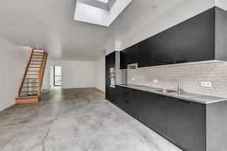 <p>Voor meer info of een bezoek, bel 054 69 39 39 - Deze volledig <strong>vernieuwde stadswoning</strong> (kwalitatieve A-tot-Z-renovatie in 2024) biedt een <strong>bewoonbare oppervlakte van maar liefst 200 m²</strong> en telt <strong>vijf ruime slaapkamers</strong>. De woning onderscheidt zich door de <strong>keuze voor hoogwaardige materialen</strong>, zoals <strong>massief parket</strong>, <strong>grote tegels van 60x120 cm</strong>, een <strong>volledig ingerichte kwaliteitskeuken</strong> en <strong>twee stijlvolle badkamers</strong> – slechts enkele van de vele troeven die dit pand te bieden heeft. De woning bevindt zich op een <strong>strategische ligging tussen de markt en het stadscentrum</strong>. Dankzij de <strong>centrale ligging</strong> en de <strong>hoogwaardige afwerking</strong> is dit een <strong>unieke parel</strong> die je niet mag laten liggen. Ideaal voor <strong>grote gezinnen</strong> of voor wie graag over extra kamers beschikt voor een <strong>zelfstandige activiteit</strong> of <strong>thuiskantoor</strong>. In de <strong>fraai aangelegde binnenkoer</strong> is het bovendien <strong>heerlijk vertoeven tijdens de zomermaanden</strong>. EPC B - Elektrische installatie conform - Asbestvrij - Instapklaar</p>