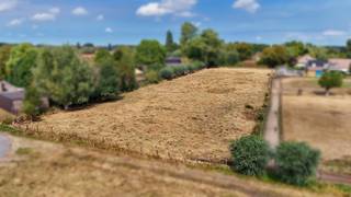 Prachtig gelegen bouwgrond zonder bouwverplichtingen.<br /><br />Het perceel heeft een praktische, rechthoekige vorm en beschikt over een uitweg aan de achterzijde.<br />Het grote perceel maakt deze eigendom bijzonder interessant voor dierenliefhebbers en voor wie droomt van ruimte, rust en groen rondom de woning.<br /><br />Hier geniet u van een landelijke en rustige omgeving, terwijl er tegelijkertijd een zeer goede verbinding is richting het binnenland en de kust.<br /><br />Recent werd een omgevingsvergunning verkregen voor het bouwen van een eengezinswoning.<br /><br />Troeven:<br />Rechthoekig en praktisch perceel<br />Uitweg aan de achterzijde<br />Rustige, landelijke ligging<br />Geen bouwverplichting<br /><br />Meer informatie of interesse?<br />Neem contact op met Andries De Leyn via 0472 53 66 09.