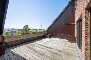 Bent u op zoek naar een uitzonderlijk ruim appartement met het gevoel van een woning? Dan is dit prachtige triplex penthouse, gelegen op de vierde, vijfde en zesde verdieping van een verzorgde residentie aan de Tramweglei 45 in Lier, beslist een bezoek waard. Dankzij de centrale ligging bevindt u zich op wandelafstand van winkels, openbaar vervoer en andere dagelijkse voorzieningen, terwijl u geniet van een open uitzicht en alle rust.<br /><br />Via de inkomhal met gastentoilet betreedt u de royale leefruimte, afgewerkt met een parketvloer en grote raampartijen die zorgen voor een aangename lichtinval. Aansluitend vindt u de volledig uitgeruste keuken, voorzien van een oven, kookplaat, koelkast, diepvriezer, vaatwasser en dubbele spoelbak. Verder beschikt deze verdieping over een praktische technische berging. Vanuit de leefruimte heeft u toegang tot het zonnige terras van 24,6 m², afgewerkt in hout en voorzien van een water- en elektriciteitsaansluiting. Hier geniet u in alle privacy van een prachtig open uitzicht.<br /><br />De volgende verdieping vormt het slaapgedeelte en beschikt over twee ruime slaapkamers (16 m² en 24 m²), beide afgewerkt met parket en voorzien van ingemaakte kasten. Verder bevindt zich op deze verdieping een stijlvolle badkamer met dubbele lavabo, ruime inloopdouche en toilet, aangevuld met een aparte technische berging.<br /><br />Via een vaste trap bereikt u de laatste verdieping, waar zich een polyvalente ruimte van 24 m² bevindt. Deze ruimte leent zich perfect als derde slaapkamer, bureau of hobbyruimte en beschikt bovendien over een wateraansluiting, wat tal van mogelijkheden biedt.<br /><br />Tot slot beschikt het appartement over een privatieve garagebox, wat het wooncomfort compleet maakt.<br /><br />Troeven<br />+ Groot zonneterras<br />+ 3 slaapkamers<br />+ Dressing en ingemaakte kasten<br />+ Privatieve garagebox<br />+ Centrale ligging nabij centrum, winkels en openbaar vervoer<br /><br />Interesse in deze unieke triplex penthouse? Contacteer ons via 03 337 50 70 of info@vbvastgoed.be voor meer informatie of een bezoek ter plaatse.