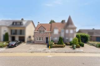 Welkom in deze verzorgde en charmante woning, gelegen nabij het centrum van Mol. Deze instapklare halfopen bebouwing op een perceel van 561 m²...