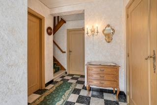 Deze kloeke woning biedt tal van mogelijkheden en is ideaal voor wie op zoek is naar een renovatieproject met veel potentieel.<br />Dankzij de solide structuur, ruime indeling en gunstige ligging kan u deze woning volledig naar eigen smaak en wensen omvormen tot een comfortabele gezinswoning.<br /><br />De woning is gelegen in een bijzonder rustige wijk net buiten het centrum van Roeselare, met een vlotte verbinding naar zowel het stadscentrum als de Ring van Roeselare en de E403. Scholen, bushaltes en grootwarenhuizen bevinden zich bovendien op fietsafstand.<br />Via de voortuin bereiken we de woning. Deze ruimte biedt verschillende mogelijkheden en kan naar eigen wens worden heraangelegd of eventueel ingericht als autostaanplaats.<br /><br />Bij het betreden van de woning komen we in de inkomhal met gastentoilet. Aansluitend bevindt zich een ruime berging.<br />Vanuit de hal is er toegang tot de lichtrijke leefruimte, die in verbinding staat met de ruime keuken. Via de veranda bereikt u de gezellige, volledig omheinde tuin, waar u in alle rust kan genieten.<br />Verder biedt de inkomhal toegang tot de droge kelder.<br /><br />Op de eerste verdieping bevinden zich de nachthal, drie volwaardige slaapkamers en een badkamer.<br />Daarnaast is er nog een vierde kamer, die tal van mogelijkheden biedt en bijvoorbeeld kan worden gebruikt om de bestaande badkamer uit te breiden of als extra dressing, bureau of hobbyruimte.<br /><br />Via een vaste trap bereiken we de tweede verdieping, waar zich een ruime zolder bevindt.<br />Deze verdieping kan perfect worden ingericht als extra slaapkamer, eventueel gecombineerd met bijkomende bergruimte.<br /><br />Kortom, een woning met een solide basis en bijzonder veel potentieel voor wie op zoek is naar ruimte en de mogelijkheid om een woning volledig naar eigen smaak te renoveren.<br />De woning beschikt over een bewoonbare oppervlakte van 158 m² en is gelegen op een perceel van 175 m².<br /><br />Bent u op zoek naar een woning met mogelijkheden op een rustige, maar vlot bereikbare locatie in Roeselare? Aarzel dan niet om contact met ons op te nemen via 051/201 400 voor meer informatie of een bezoek.