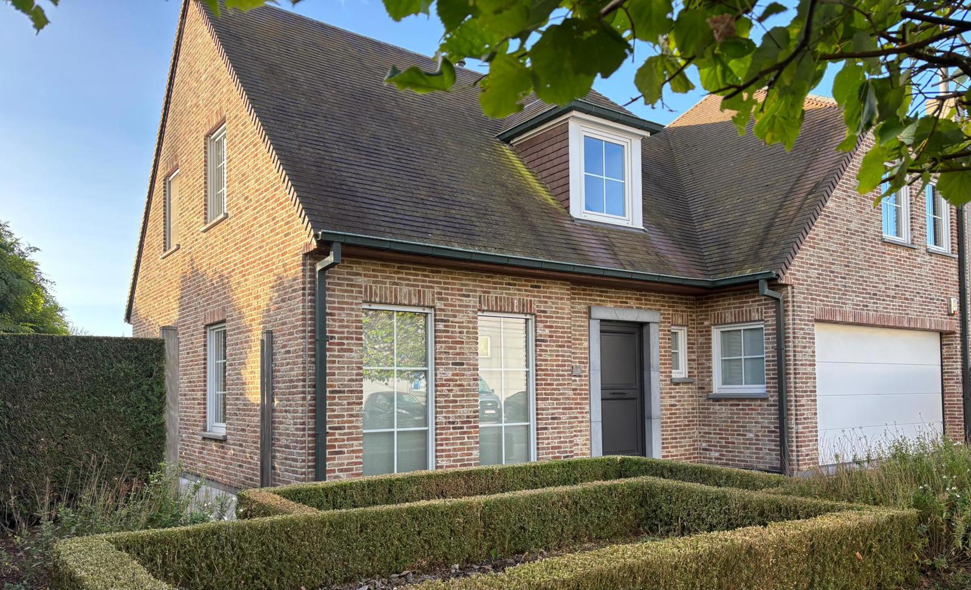 Ruime woning met 4 slpkrs, bureel en dubbele garage. - foto 1